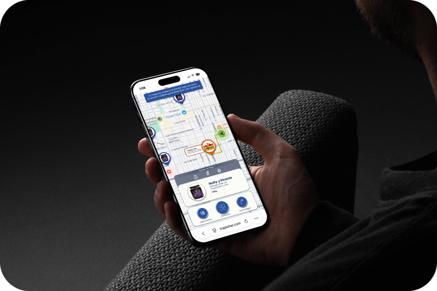 Persona interactuando con productos